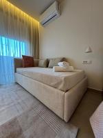 Modern Oasis - 5-Min Walk to Beach - Chambres d'hôtes Golem