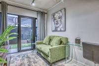 Luxurious 1-Bedroom Apartment in Johannesburgs Waverley - Bed and Breakfast Johannesburg