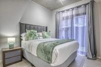 Luxurious 1-Bedroom Apartment in Johannesburgs Waverley - Bed and Breakfast Johannesburg