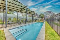 Luxurious 1-Bedroom Apartment in Johannesburgs Waverley - Bed and Breakfast Johannesburg