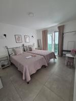 Tweepersoonskamer met 2 Aparte Bedden en Eigen Badkamer