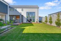 Premium Home with Sauna & Parking - Steps to Beach - B&B Mount Maunganui
