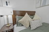 Modern 2BR Retreat Near MetLife with Parking and Views - Ferienwohnung Jersey City