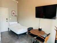 Entire studio walk or bike to World Cup & downtown with AC - B&B Seattle