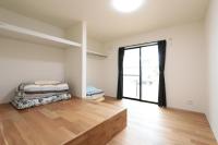 Deze driepersoonskamer heeft een gedeelde badkamer.