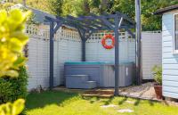 Red Cedars with private Hot tub - B&B Bembridge