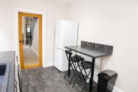 3BR Modern Contractor Stay with TVs & Wi-Fi - Bed and Breakfast Swansea