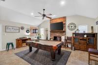 Roaring Fireplace Family Basecamp Midland TX home - B&B Midland