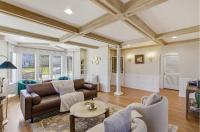 Spacious Proctor Tudor-Sleeps 16-Dog Friendly-Walk - Chambres d'hôtes Tacoma