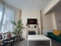 Family Hot Tub Retreat with pool table and garden - B&B Cardiff