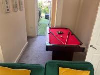 Family Hot Tub Retreat with pool table and garden - B&B Cardiff