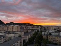 Cu Tâmpa la fereastră - Spacious Apartment with Mountain View & 2 Free Parking Spaces - Chambres d'hôtes Braşov