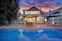 Luxury Waterfront: Pool, Beach & Theater - B&B Madrona Beach