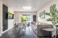 Modern 4BR House PS5 Large Garden and Patio - Chambres d'hôtes Uxbridge