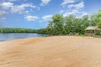 Pool & Dock Access! Badin Lake Resort Gem - B&B New London