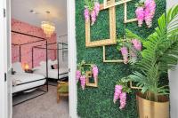 Houston's Downtown Bloom House - Spacious Floral Escape for Groups - B&B Houston