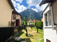 Level One Apartment - Central in Busteni with Shared Garden - Chambres d'hôtes Buşteni