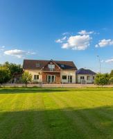 Bright Countryside Suite in a Large Rural Estate - Ferienwohnung Mărtinești