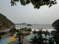 SeaView-Mountainview Apartment with Super-King-bed and Bathtube in Flamingo CatBa Beach Resort - Chambres d'hôtes Cát Bà