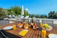 Villa Sonora - Beachfront, Amazing Garden, Panoramic Sea View - Chambres d'hôtes Políkhronon