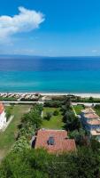 Villa Sonora - Beachfront, Amazing Garden, Panoramic Sea View - Chambres d'hôtes Políkhronon