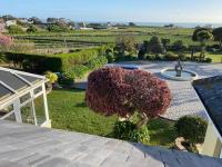 Coastal family home, sea views, indoor pool - Bed and Breakfast Staines