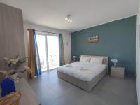 Bright & spacious 2 bedroom apartment with terrace GZ-YPIZ1-1 - Bed and Breakfast Għarb