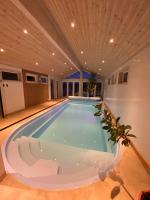 Hytte med basseng og jacuzzi med nydelig utsikt - Ferienwohnung Farsund