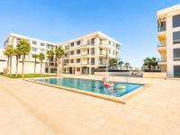 Elegant 2BR Apartment in Agadir Bay with Pool WiFi and Terrace 5 Min Walk to Beach - Chambres d'hôtes Agadir
