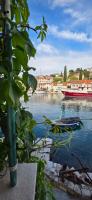 Seafront Heritage Stay, Stomorska Center Apt - B&B Stomorska