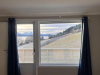 Bright apartment with a view by the sea - Chambres d'hôtes Hjelset
