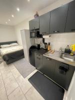 Chic Modern Studio Apartment near Heathrow Airport - B&B Hounslow