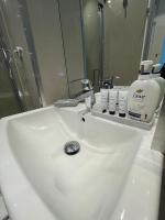 Chic Modern Studio Apartment near Heathrow Airport - B&B Hounslow