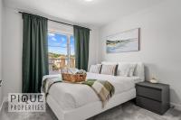 NEW - Modern Escape - KingBed - Garage - Game and Theater Room - B&B Edmonton