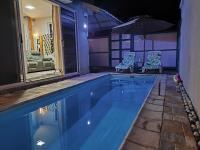 Piscines Privées et Chauffées, Private Heated Pools - B&B Grand Baie