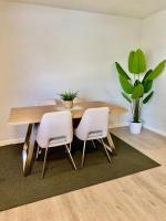 Modern Cozy 2 BR Retreat Near DT & CTrain - Ferienwohnung Calgary
