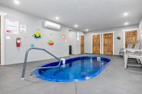 Harmony Peak – Luxury 5BR Chalet with Indoor Pool, Theater Room and Game Area - B&B Gatlinburg