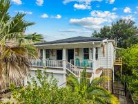 Port Side at M Historic Lost Bayou Retreat Walk to Beach Sleeps 6 - Bed and Breakfast Galveston