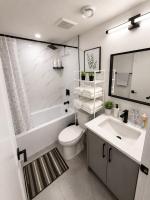 Modern 2BR Retreat-Near WEM - Workspace & Privacy - B&B Edmonton