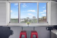 Retro Chic Vibes, Tropical Pool & Prime Location - Chambres d'hôtes Brisbane