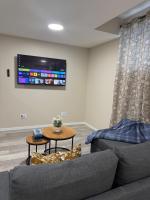 Stillwaters Haven II Cozy II Private II Netflix, Prime Video II 20mins from WEM, Airport - Chambres d'hôtes Edmonton