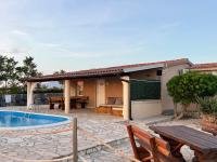 Villa Lara with Pool, Novalja - Chambres d'hôtes Novalja