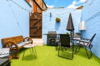 Stylish Whitby Retreat Sleeps 7 Harbour Views - Bed and Breakfast Whitby