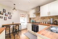 Stylish Whitby Retreat Sleeps 7 Harbour Views - Bed and Breakfast Whitby
