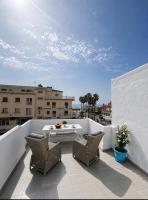 Beachfront Penthouse with Terrace and Sea Views - Chambres d'hôtes Castillo de la Duquesa