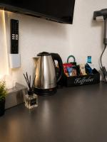 Deze driepersoonskamer heeft een gedeelde badkamer.