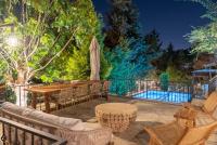 Appartamento con 4 Camere da Letto e Vista Piscina