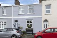 Charming 3-Bedroom Home with Cosy Log Burner - B&B Cheltenham