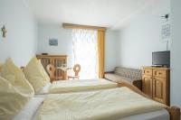 Dreibettzimmer mit Dusche