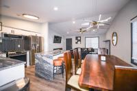 Spacious 4 bedroom 8 beds 20mins From downtown - Bed and Breakfast Riverdale